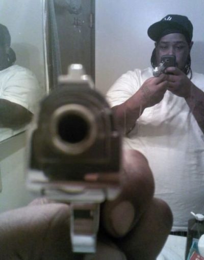 Joven se toma una selfie apuntándose con una pistola a sí mismo