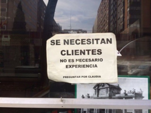Ironía, letrero que dice que se necesitan clientes sin experiencia