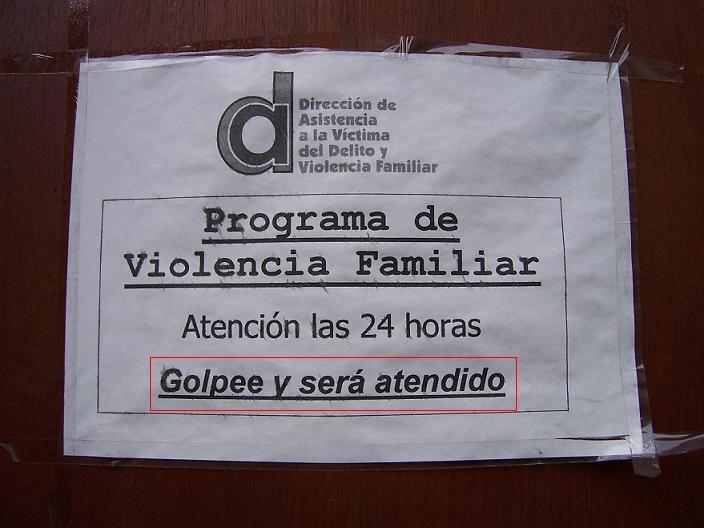 Ironía, letrero de violencia familiar que dice que si golpea será atendido