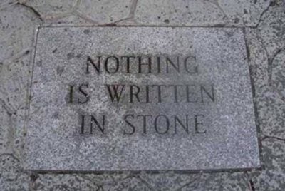 Ironía, un letrero en piedra que dice que nada está escrito en piedra