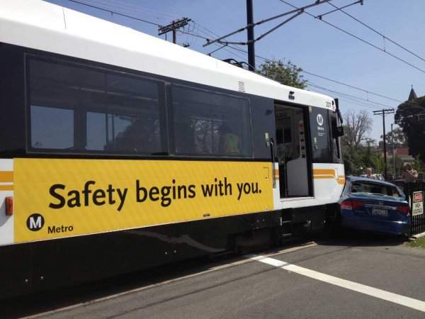 Ironía, camión con un letrero que dice que la seguridad empieza contigo choca a un carro