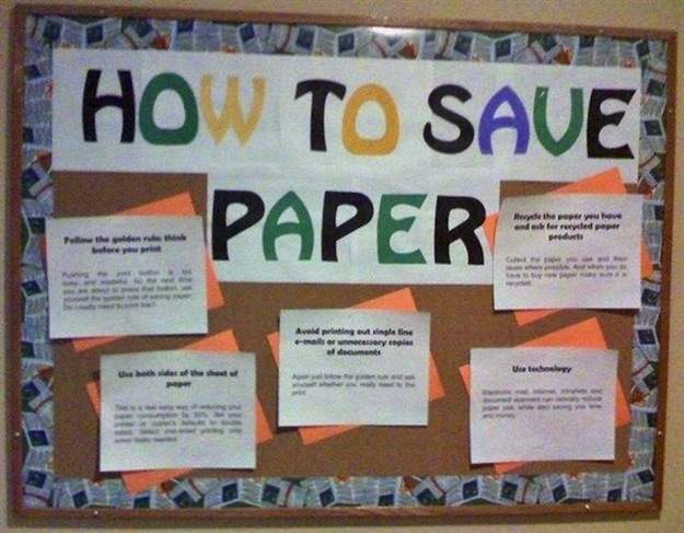 Ironía, periódico mural lleno de papeles que dice cómo ahorrar papel