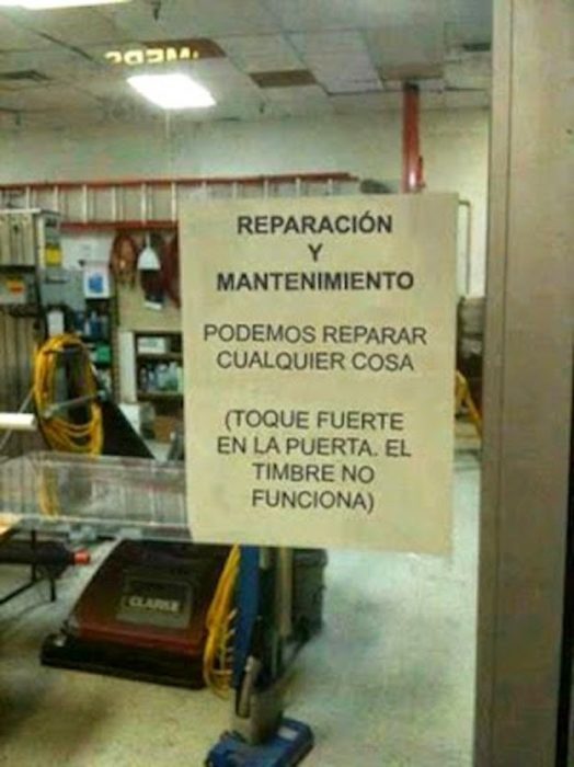 Ironía, letrero en un lugar donde dice que pueden reparar cualquier cosa pero su timbre no funciona