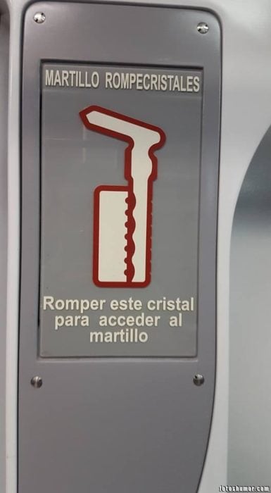 Ironía, martillo rompecristales, tiene que romper el cristal para acceder al martillo