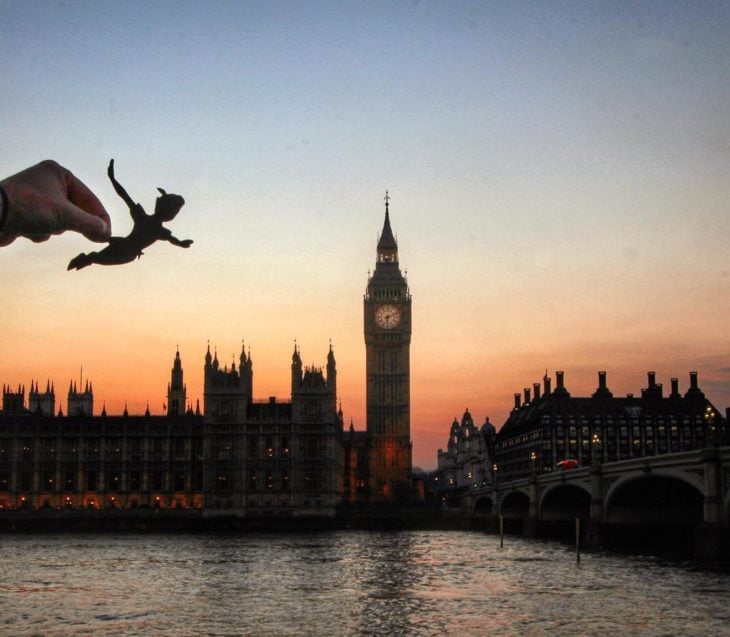 RECREA ESCENA DE PETER PAN EN LONDRES