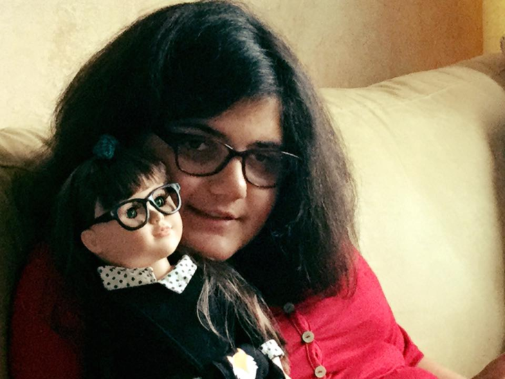 Mujer con debilidad visual con su muñeca con lentes #ToyLikeMe