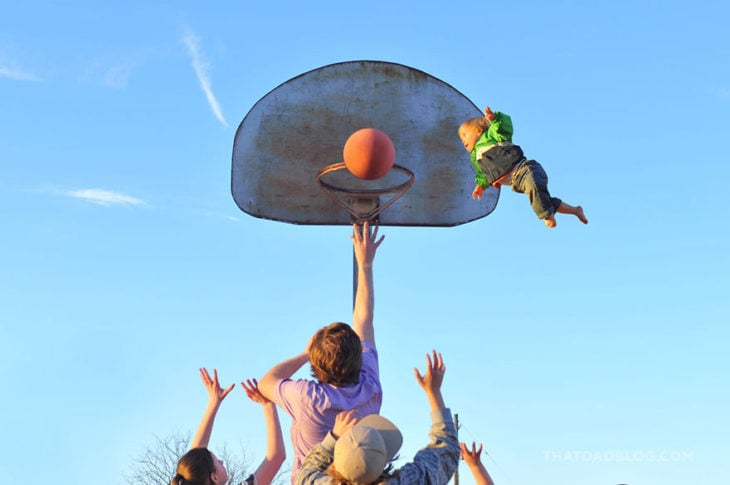 William, niño con Síndrome de Down, volando mientras sus hermanos juegan basket