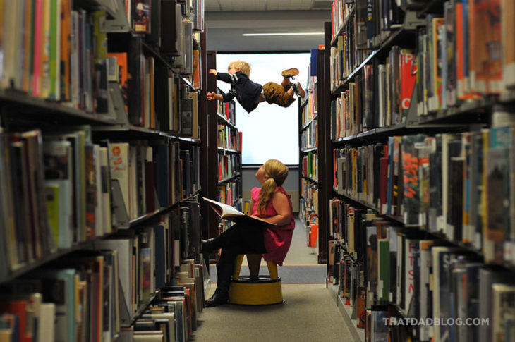 William, niño con Síndrome de Down,volando en la biblioteca