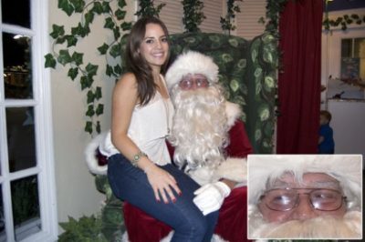 Situaciones embarazosas. Mujer encima de Santa Claus y éste la ve con cara de pervertido