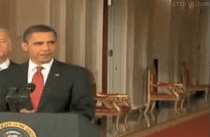 Situaciones embarazosas. Hombre entra al pasillo donde el presidente Barack Obama está dando su discurso