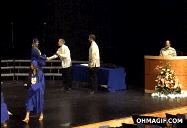 Situaciones embarazosas. Chica recibe su diploma, baila y termina en el suelo