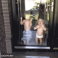gif de niños en puerta de vidrio que se caen cuando apuntan la manguera de agua hacia ellos