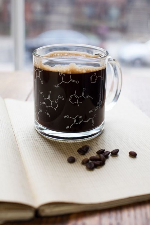 taza de café con su fórmula química