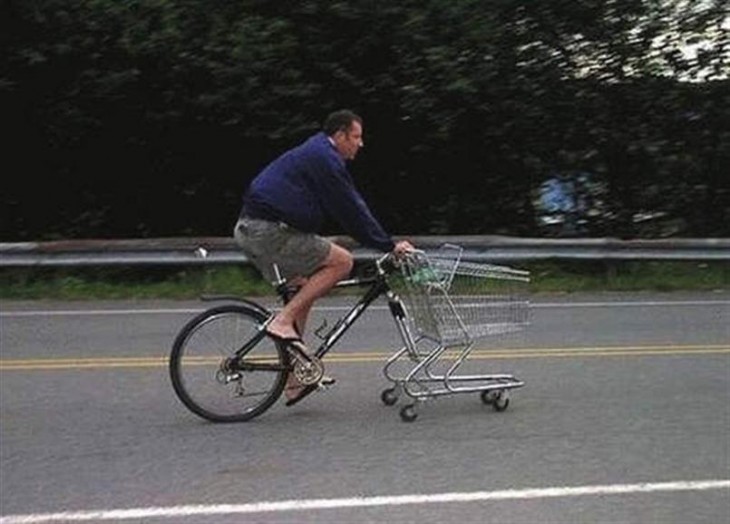 carrito del supermercado en lugar de llanta delantera de la bici