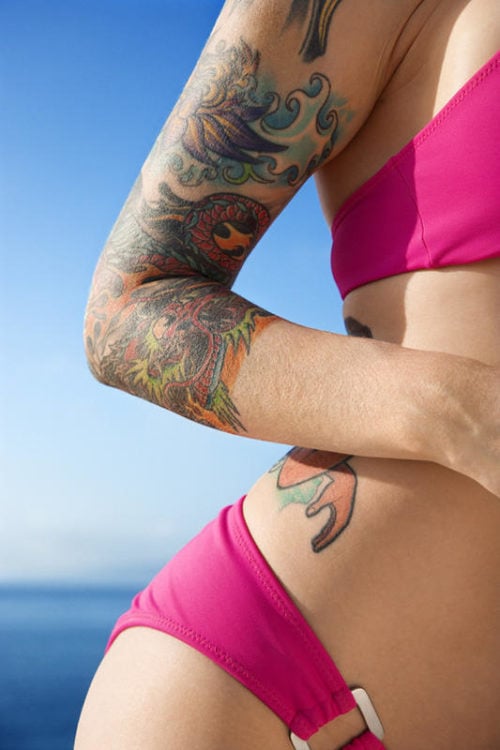 mujer con tatuajes en bikini