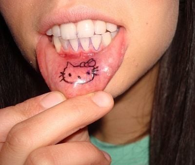 tatuaje de hello kitty en el labio interno