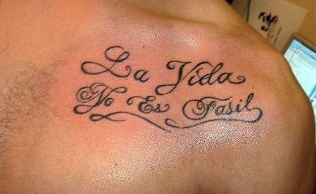 tatuaje con faltas de ortografía, "la vida no es fasil"