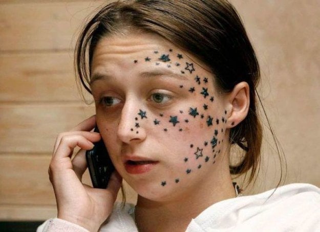chica con tatuajes de estrellas en la cara