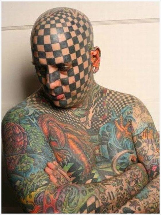 hombre tatuado completamente