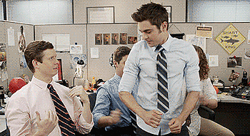 cuatro hombres en la oficina bailando y divirtiéndose mientras trabajan