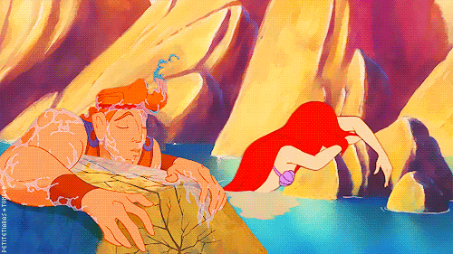 gif de Hércules y la sirenita azotándose contra unas rocas 
