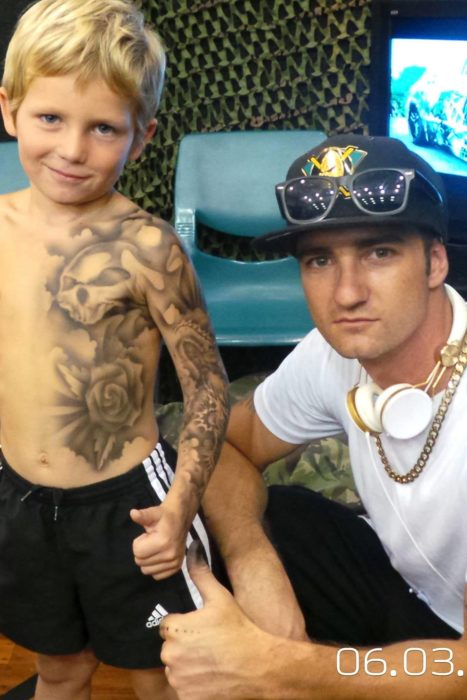 lloyd artista con niño tatuado con aerografo