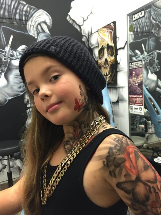 niña con tatuajes