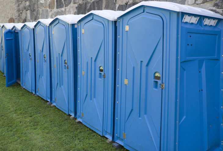 BAÑOS PORTABLES EN UNA CALLE