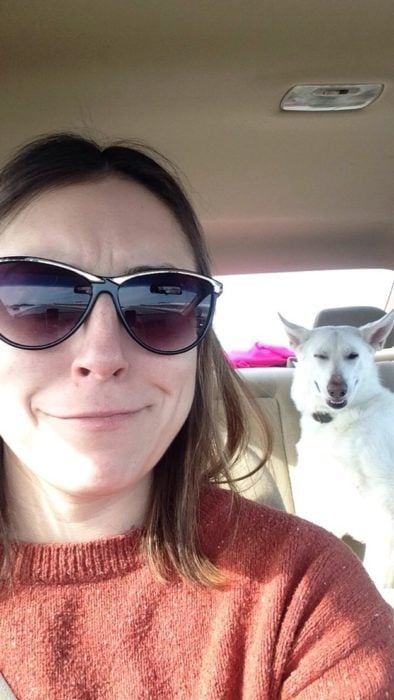 Selfie de mujer y su perro, los dos sonriendo