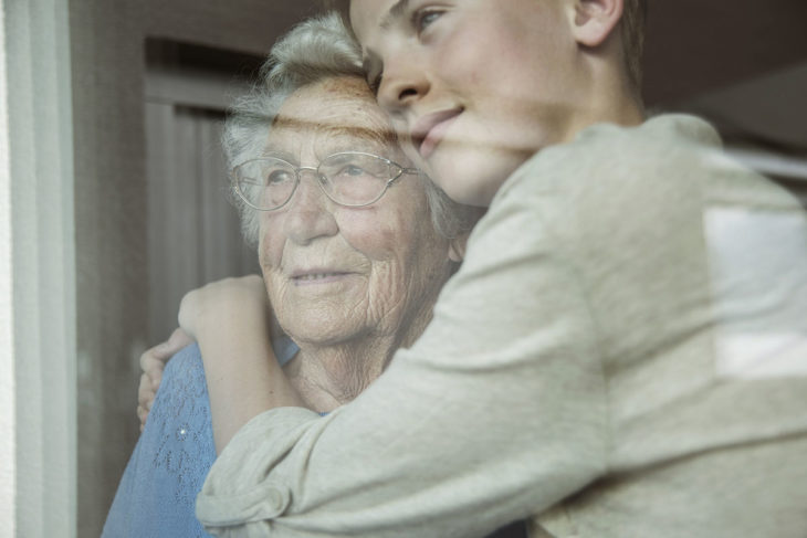 mujer abrazando a su abuelia