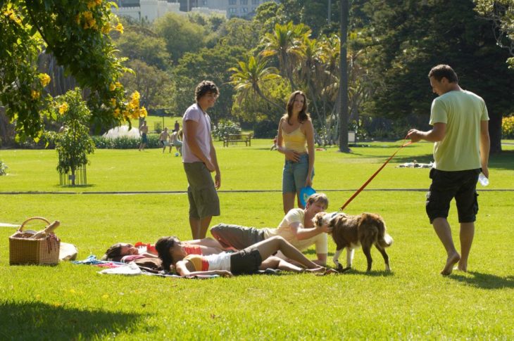 Jóvenes en el parque con un perro