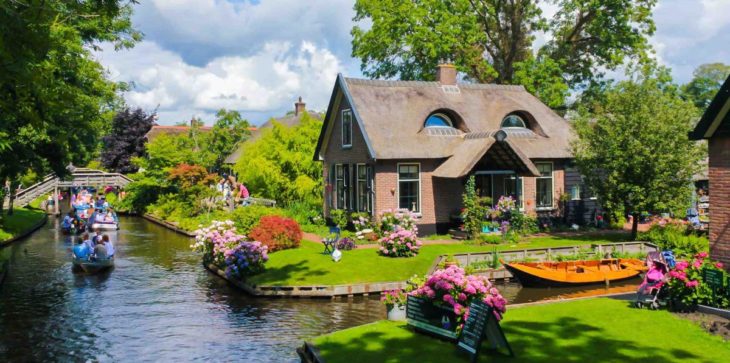 UN PUEBLO DE HOLANDA EN MEDIO DEL AGUA