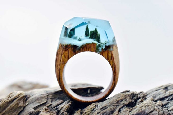 anillo de madera con un paisaje nevado encapsulado en resina 