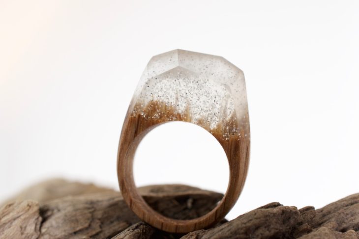 anillo de madera con resina blanca y diamantina 