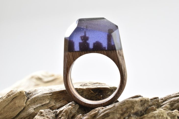 anillo de madera encapsulando un minipaisaje nocturno