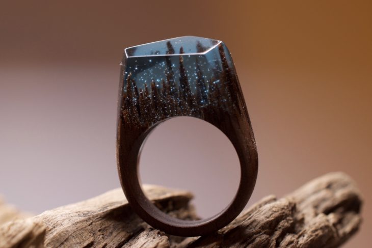 Anillo de madera con un paisaje de bosque en la noche 