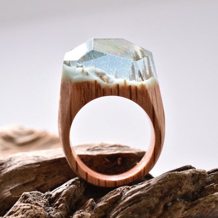 anillo de madera con un minipaisaje nevado dentro 