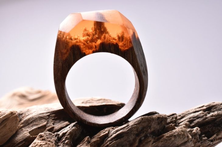 anillo de madera con un paisaje montañoso 