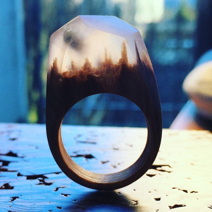 anillo de madera con un minipaisaje dentro 