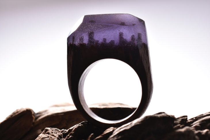 anillo de madera en color morado con un minipaisaje nocturno dentro 