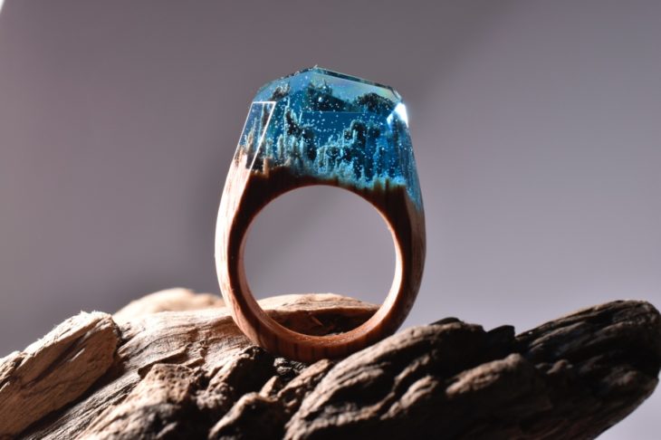 anillo de madera encapsulado con resina en color azul 