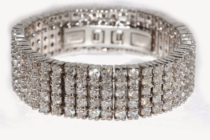 brazalete de diamantes vendido en el precio de la historia en 35,000 dólares