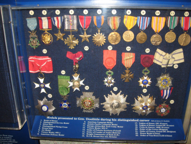 colección de medallas militares vendida por 16,500 dólares.