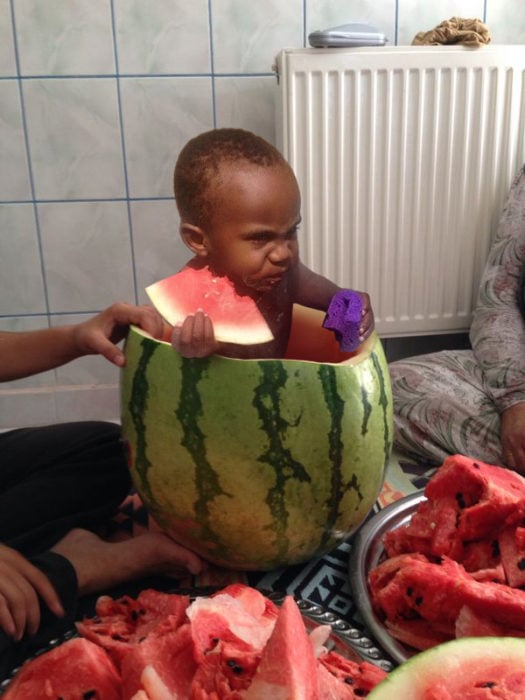 niño negrito comiendo sandia