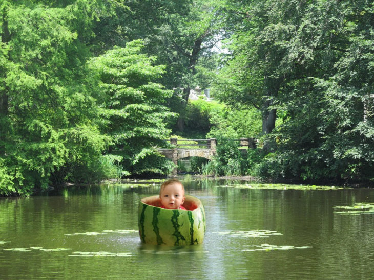 NIÑO EN UN LAGO FLOTANDO