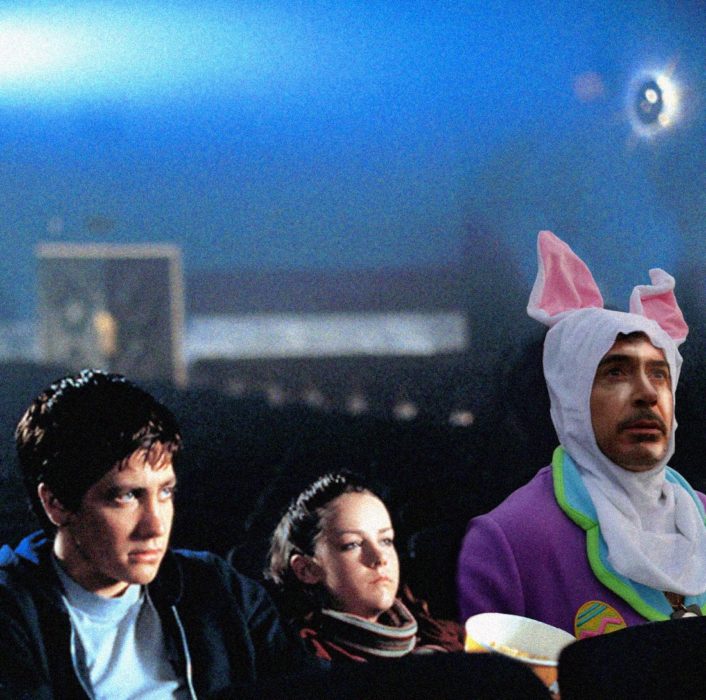 Robert Downey Jr vestido de conejo en una escena de la película donnie darko