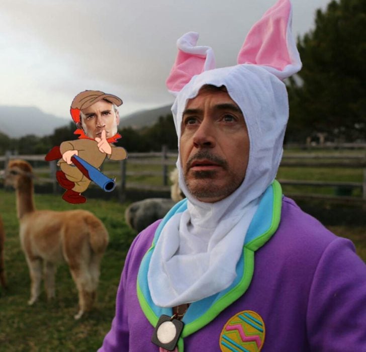 Batalla de Photoshop a Robert Downey Jr vestido de conejo donde está el capitán américa apuntándolo con una escopeta