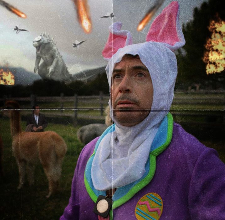  Robert Downey Jr vestido de conejo en un escenario lleno de catastofre detrás de él 