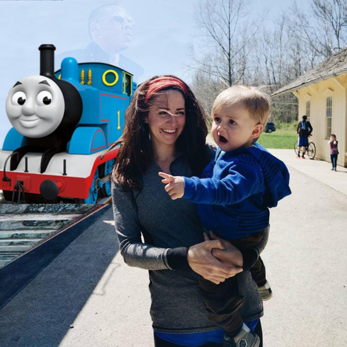 Bebé sorprendido señalando al tren animado Tomas 
