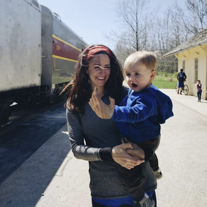 Batalla de Photoshop niño sorprendido por ver un tren 